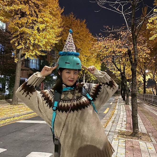Nam Ji-hyun posted a picture and a picture on his Instagram on the afternoon of the 16th, I left the route; I will be with you at 9 oclock tonight!The photo shows Nam Ji-hyun, who appeared as a resin in JTBC drama I have left the path.The cute appearance of wearing a helmet and a cone hat is revealed by the charm of the cute Nam Ji-hyun.Here, Nam Ji-hyuns comic look was added to make fans laugh.On the other hand, Nam Ji-hyuns Over the Path is a comic chase road drama in which a mother and daughter chase the groom who ran away after the wedding day.