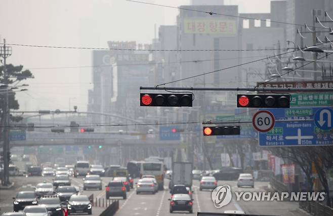 미세먼지로 뿌연 광주 도심 [연합뉴스 자료사진]