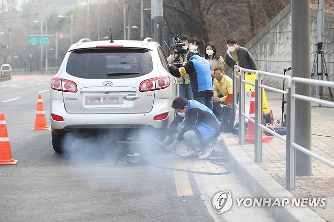 차량 배출가스 단속 [연합뉴스 자료사진]