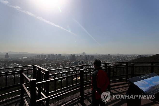 황사 긴장 (서울=연합뉴스) 윤동진 기자 = 중국발 황사가 예보된 16일 오후 서울 남산 산책로에서 시민이 시내를 바라보고 있다. 2021.3.16 mon@yna.co.kr