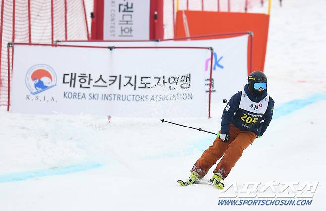 4일 강원도 용평리조트에서 '제36회 전국스키기술선수권대회'가 열렸다. 숏턴 결승 경기를 펼치고 있는 참가자들. 평창=송정헌 기자 songs@sportschosun.com/2021.03.14/
