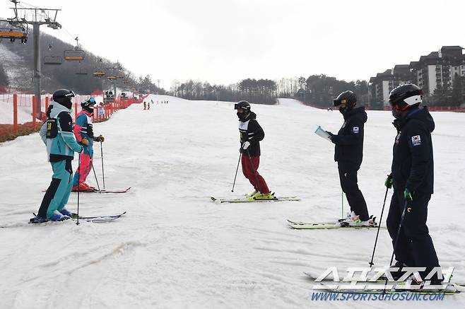 14일 강원도 용평리조트에서 레벨3 티칭 테스트를 보고 있는 참가자들. 평창=송정헌 기자 songs@sportschosun.com/2021.03.14/