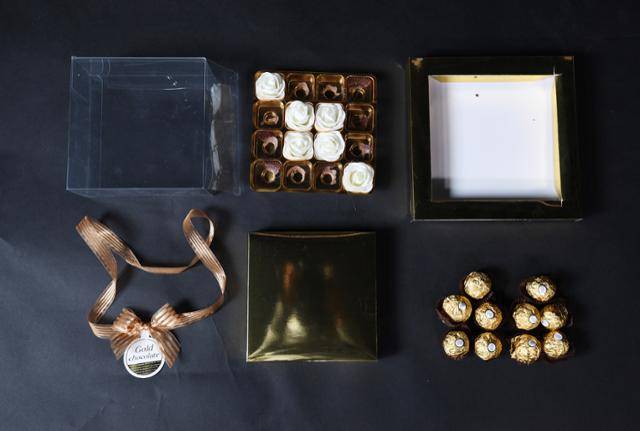 지난 5일 서울시내 편의점에서 구입한 화이트데이 선물세트. 수입 초콜릿 페레로로쉐 10알을 치장하는데 플라스틱, 코팅 종이박스 등 총 5개의 포장이 쓰였다. 이 제품은 포장 횟수가 3차례, 포장공간비율(빈 공간)이 68.4%로 환경부의 제품포장규칙을 위반했다. 포장 폐기물 중 재활용을 장담할 수 있는 것은 왼쪽 윗줄의 투명 페트 박스 단 한 개뿐이다. 홍인기 기자