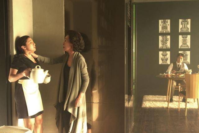 윤여정은 ‘돈의 맛’에서 성욕을 노골적으로 드러내고 폭력을 행사하기도 하는 재벌가 여인 백금옥을 연기했다. 롯데엔터테인먼트 제공