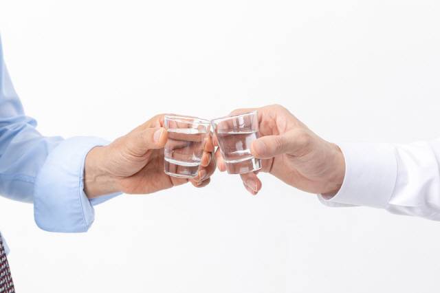 백신 접종 전후로 술을 마시면 체내 면역체계가 손상되면서 코로나19 바이러스에 대한 항체가 제대로 생성되지 않을 수 있다./사진=클립아트코리아