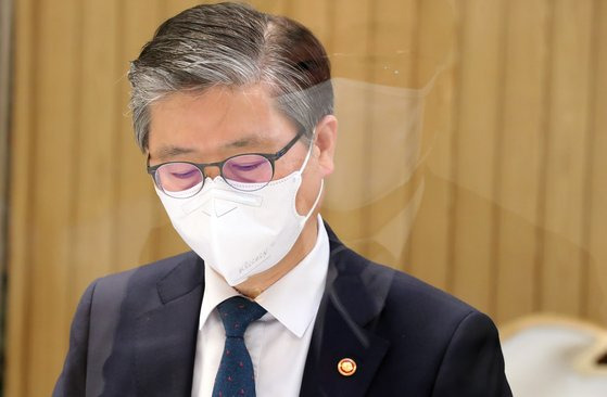 변창흠 국토교통부 장관이 17일 정부서울청사에서 열린 제17차 부동산시장 점검 관계장관회의에 참석해 자료를 보고 있다. 연합뉴스