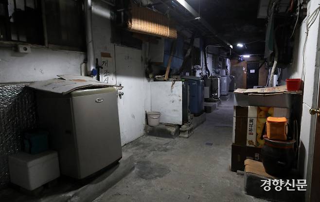 아파트 복도에 있는 세탁기. 아파트 중 일부 가구는 세탁기를 놓을 공간이 없어 복도에 세탁기를 두었다. / 권도현 기자