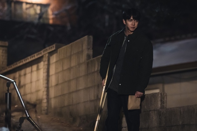The suspicious trading scene of Mouse Lee Seung-gi has been captured.In the last four episodes of the TVN drama Mouse (playplay by Choi Ran/director Choi Jun-bae/production Highground, Studio Invictus), Predator took Kim Han-guk (Kim Ha-eon) as a hostage and gave an eerie warning, Speak on the air for the reason of killing a child, while Jung Bar-mum (Lee Seung-gi) was in front of a child who is trapped in a secret room wearing a gothman mask. With the ending that appeared on this crutches, I drove the house theater into shock and fear.In the 5th episode of Mouse, which will air on the 17th, Lee Seung-gi meets a man of the question late at night and carefully hands the envelope, raising the tension to the climax.One of the plays is on crutches, one hand with an envelope, and Jung Barm is handing things to a quick service man who is hiding his identity with a helmet.Jung Barm is looking around the stretch of the stretch, which will be seen by anyone, and stands looking at the long time as if he is not relieved after the quick service man leaves.I wonder why the positive man Jung Bah-rum, who did not lose his laughter anytime and anywhere, laughed and gave a cold look, and also wondered whether the authenticity of the question-filled ending that surprised everyone would be revealed.Lee Seung-gi is a unique right-wing actor, and he is praised by the staff for doing his best in every scene in the field.On this day, he arrived at the filming site early on, watched the script, recalled the feelings of the scene, and reviewed the movement with Choi Jun-bae.Lee Seung-gi also finished the shooting with a bright energy without tiredness while repeating the same movement and movement in an uncomfortable state where he had to act with crutches.