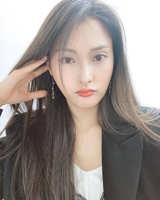 Singer and actor Park Gyuri showed off his still Goddess beauty.Park Gyuri posted two photos on his instagram on March 17 with the phrase I want to see everyone.In the photo, Park Gyuri stares at the camera with her chin on; Park Gyuri thrilled fans with her Western look and dark double eyelids.The netizens who saw it responded such as I want to see you too, sister and I am so beautiful.Park Gyuri debuted in 1995 with MBC Today is a good day shower.Since then, he has made his debut as KARA and has been loved by the self-proclaimed Goddess concept: KARA, which Park Gyuri belongs to, has released Rock You, Mamma Mia, I Cant Be a Wife and Mr.