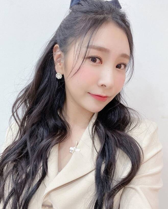 Singer heo chan-mi showed off her goddess beauty even in her hair.Heo Chan-mi posted two photos on his Instagram account on March 17 with the phrase See you later, 8:30 p.m. Korean Foreigner.In the photo, heo chan-mi has a fresh look with half-bundled hair, which has a deep features and sleek jawline and nose that thrilled fans.Yang ji-eun, who saw this, said, Should catch the premiere!! Should catch the premiere!!Heo Chan-mi said, I want to use my sister who I built. In addition, Star Love and Shin Soo-hyun boasted friendship with heo chan-mi.Heo chan-mi debuted to group coeducation; after the group disbanded, he also participated in the TV ship Miss Trot 2 following Mnet Produce 101.