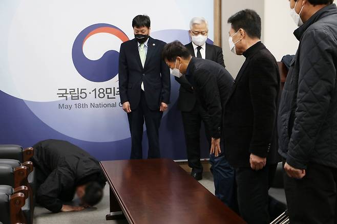 5·18 희생자 유가족에게 큰절 하는 가해 당사자 [5·18민주화운동진상규명조사위원회 제공. 재판매 및 DB 금지]