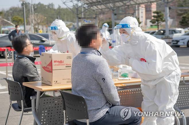 코로나19 검사받는 고성군청 직원 (강원 고성=연합뉴스) 17일 발생한 군청 직원 신종 코로나바이러스 감염증(코로나19) 확진에 따라 군청 직원들이 고성군보건소에 마련된 선별진료소에서 검사를 받고 있다. 2021.3.17      [고성군청 직원·재판매 및 DB 금지] momo@yna.co.kr