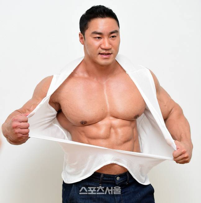 이승철이 맥스큐 4월호 커버촬영에서 엄청난 근육을 자랑하고 있다. 이주상기자 rainbow@sportsseoul.com