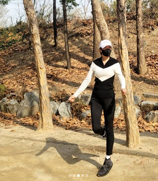 Actor So Yoo-jin shows off her Incomparable figureSo Yoo-jin posted a picture on his 18th day with an article entitled Lets exercise, take a turnis ~ shower and go to work now. Have a good afternoon.So Yoo-jin in the public photo is playing tennis from morning and doing health care hard.So Yoo-jin, wearing tight sportswear, boasts a tall, slim figure without a hint of elegance and attracts Eye-catching.Meanwhile, So Yoo-jin has a baby song-won and a marriage in 2013 and has two boys and two girls.
