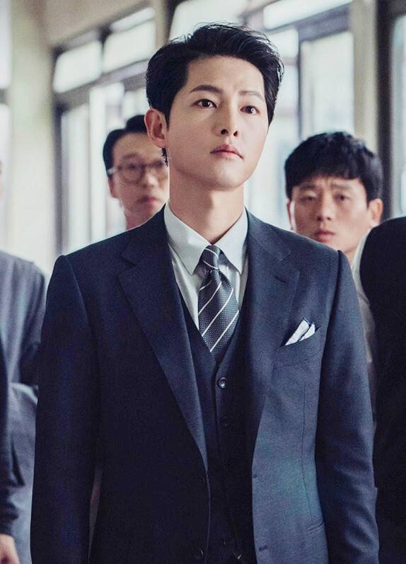<빈센조>에서 3피스 슈트를 입고 등장한 송중기. 재킷 가슴 부분에 꽂은 손수건은 ‘포켓스퀘어’. 일반 손수건보다 얇다. 사진 tvN제공