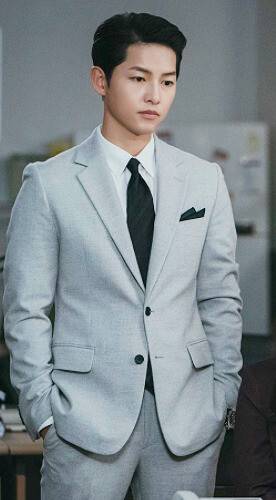 회색 슈트를 입은 드라마 <빈센조>의 송중기. 사진 tvN 제공