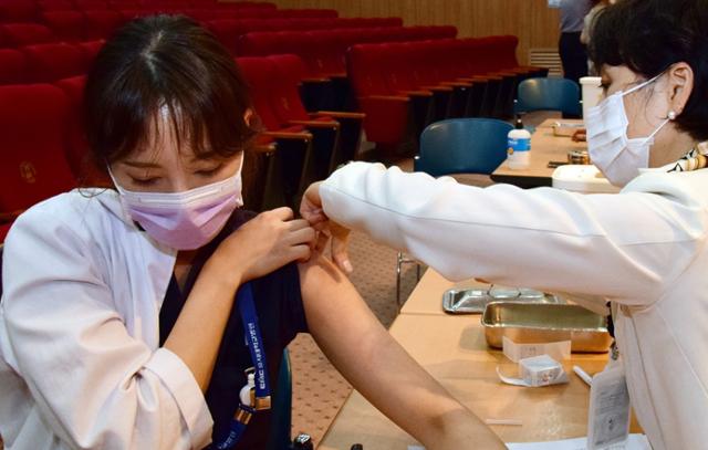 17일 대전 서구 을지대병원에서 의료진이 신종 코로나바이러스 감염증(코로나19) 화이자 백신을 접종하고 있다. 연합뉴스
