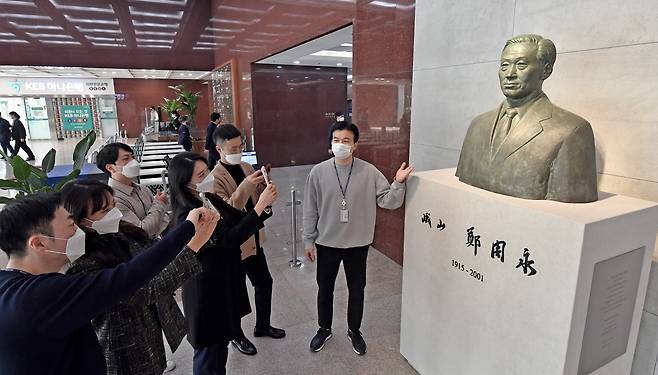 오는 21일 아산 정주영 20주기를 맞는 범 현대가가 차분한 분위기 속에서 추모행사를 준비하고 있다. /사진제공=현대차그룹