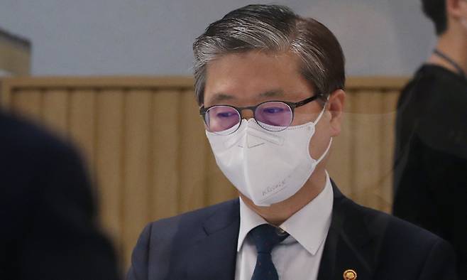 변창흠 국토교통부 장관이 17일 오전 서울 종로구 정부서울청사에서 열린 '제17차 부동산시장 점검 관계장관회의'에서 홍남기 경제부총리의 모두발언을 듣고 있다. 뉴스1