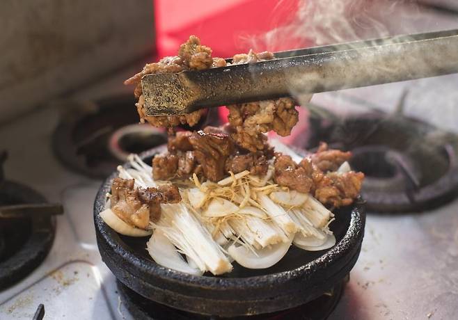 홍삼액에 쇠고기를 절여 숯불에 구워내는 인삼석갈비 [사진/성연재 기자]