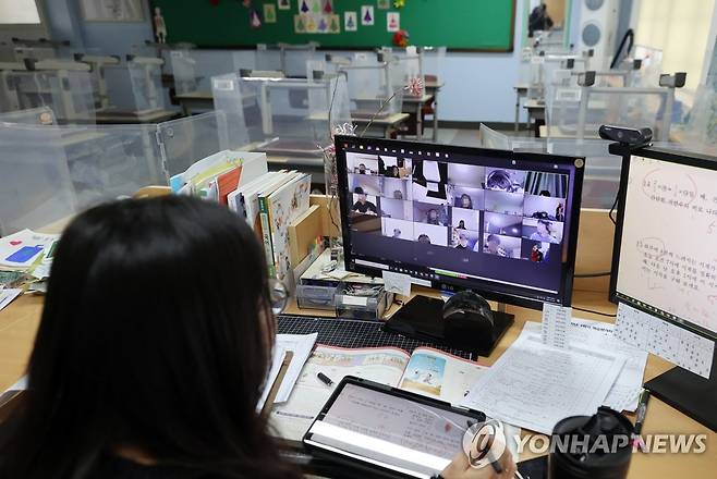 원격수업 중인 초등학교 교사 [연합뉴스 자료사진. 재판매 및 DB 금지]