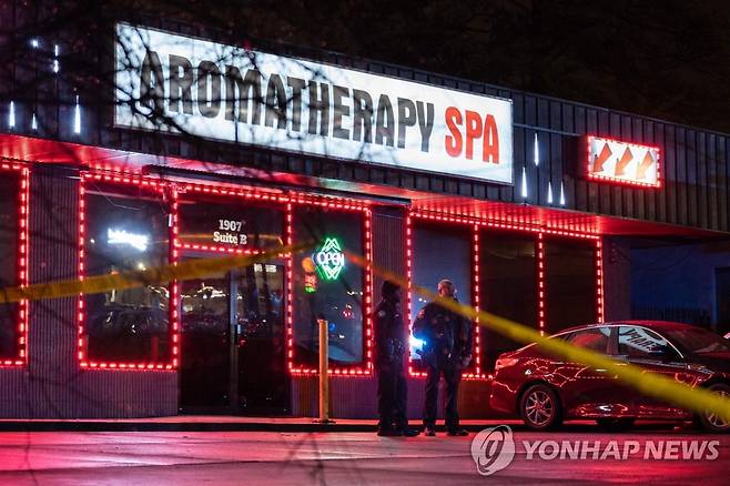 '애틀랜타 연쇄 총격사건' 현장에 출동한 미 경찰 (애틀랜타 AFP=연합뉴스) 16일(현지시간) 연쇄 총격사건이 발생한 미국 조지아주 애틀랜타 피드먼트로의 '아로마세러피 스파'에 경찰들이 출동해 조사를 벌이고 있다. 이날 애틀랜타 일대에서는 이곳을 포함한 스파 두 곳과 마사지숍 한곳에서 연쇄 총격사건이 발생해 8명이 사망했으며 이 중 4명이 한인 여성인 것으로 현지 한인 매체가 전했다. 현지 경찰과 언론은 이번 사건의 용의자 로버트 애런 롱(21)은 체포됐다고 밝혔다. knhknh@yna.co.kr