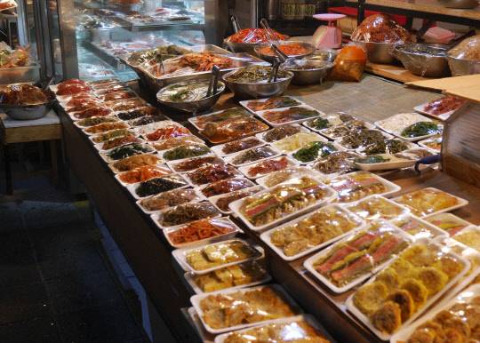 은평구 주민이 아니어도연서시장의먹음직스러운 음식들을 사기 위해 다른 지역에서도 방문한다.