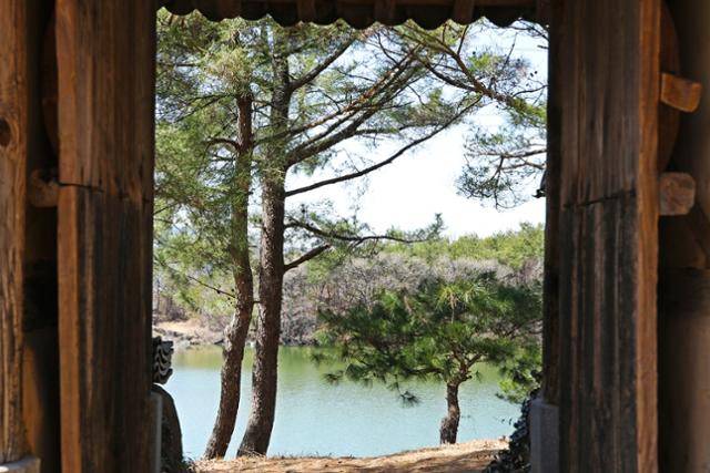 쌍산재 대문을 열면 호젓한 저수지 풍경이 펼쳐진다. ⓒ박준규