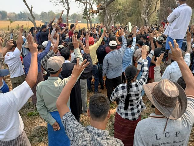 18일 미얀마 사가잉주에서 친족 주민들이 군부의 유혈 진압으로 사망한 동료를 애도하는 '세 손가락' 시위를 하고 있다. SNS 캡처