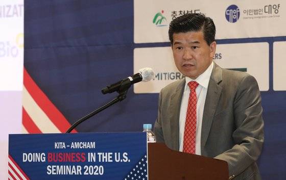 제임스 김 주한미국상공회의소 회장이 지난해 11월 24일 오후 서울 강남구 코엑스에서 한국무역협회ㆍ주한미국상공회의소 주최로 열린 미국시장진출 세미나에서 환영사를 하고 있다. [뉴스1]