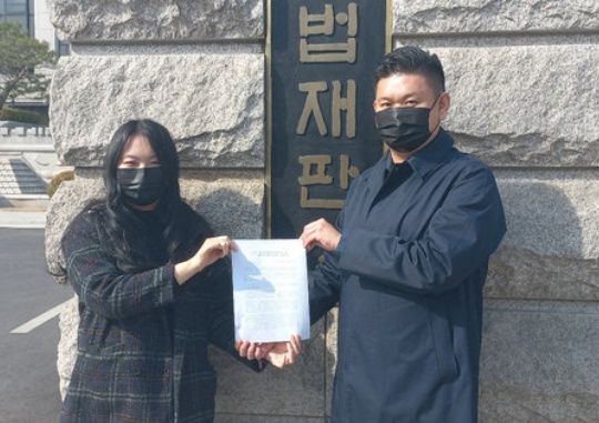The couple, Yi Seol-a and Jang Dong-hyeon, announces that they will file a constitutional appeal on a Civil Act article, which states that a child should succeed the surname of the father, in front of the Constitutional Court in Jongno-gu, Seoul on March 18. Courtesy of Yi Seol-a and Jang Dong-hyeon