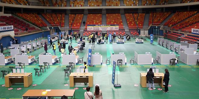 일반 시민 대상 접종센터 정부가 당초 계획대로 코로나19 백신 접종을 진행하겠다고 발표한 19일 광주 서구 염주체육관에 일반 시민을 대상으로 한 코로나19 예방접종센터가 준비되고 있다. 연합뉴스