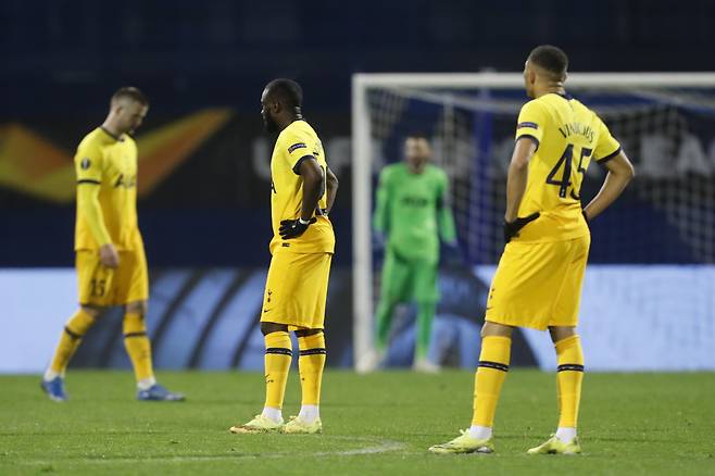 토트넘 선수들이 19일(한국시간) 크로아티아 자그레브의 막시미르 스타디움에서 열린 2020-2021 UEFA 유로파리그 16강 2차전 원정경기서 3번째 실점을 한 뒤 망연자실한 표정을 짓고 있다. [AP}