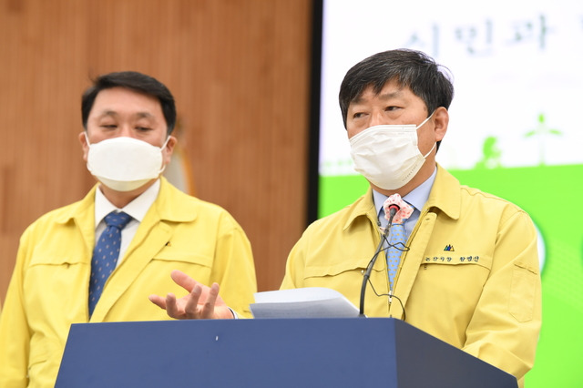 [논산=뉴시스]황명선 논산시장이 19일 탄소중립을 위한 7대 전략과 14개 중점과제를 발표하고 있다.   *재판매 및 DB 금지