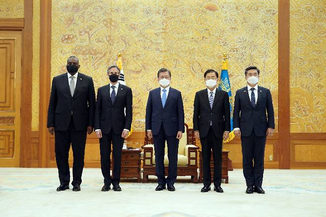 문재인 대통령이 18일 오후 청와대에서 미국의 토니 블링컨 국무장관과 로이드 오스틴 국방장관 접견에 앞서 기념촬영을 하고 있다. 왼쪽부터 오스틴, 블링컨 장관, 문 대통령, 정의용 외교부 장관, 서욱 국방부 장관. 연합뉴스