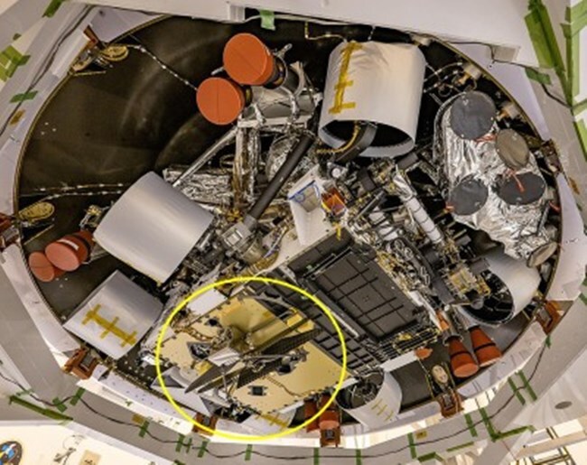 중앙 하단부에 소형 헬기 ‘인저뉴어티’가 붙어 있다. 사진=NASA/JPL-Caltech