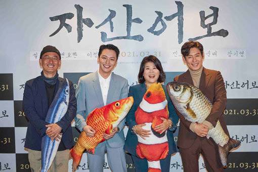 영화 ‘자산어보’의 이준익 감독과 주연 배우 변요한·이정은·설경구(왼쪽부터)가 18일 서울 강남구 삼성동 코엑스 메가박스에서 시사회를 열어 포즈를 취하고 있다. 사진제공｜메가박스중앙(주)플러스엠