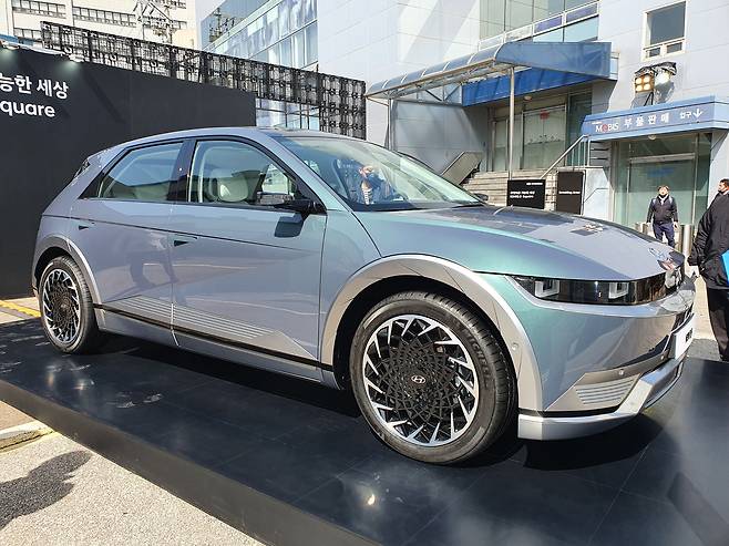 서울 용산구에 전시된 아이오닉5 실물 모습. 디지털 틸 그린 펄 색상./류정 기자
