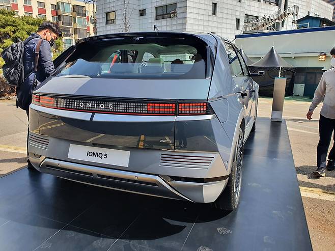 서울 용산구에 전시된 아이오닉5 실물 모습. 디지털 틸 그린 펄 색상./류정 기자