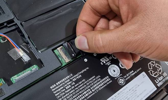 배터리 케이블을 조심스럽게 분리해 전원을 차단한다 (출처=IT동아)