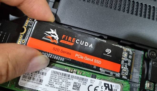 M.2 SSD를 설치하는 모습 (출처=IT동아)