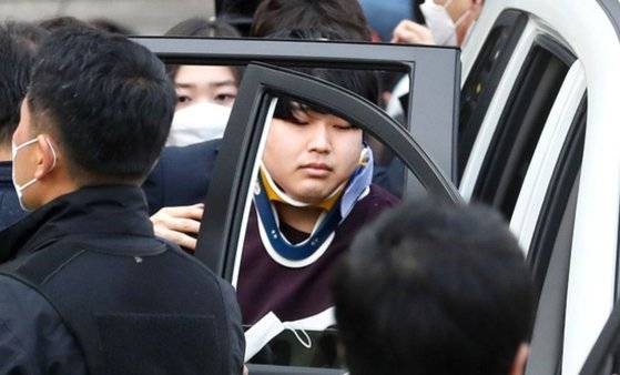 인터넷 메신저 텔레그램에서 미성년자를 포함한 여성들의 성 착취물을 제작 및 유포한 혐의를 받는 '박사방' 운영자 조주빈(25)이 25일 서울 종로구 종로경찰서 유치장에서 나와 검찰로 송치되고 있다. 이날 경찰은 국민의 알권리, 동종범죄 재범방지 및 범죄예방 차원에서 신상을 공개했다. 강정현 기자