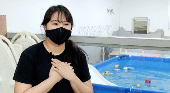 작은 동물원을 만들어 수달을 키우고 있는 사육사 서선경씨. 왕준열PD