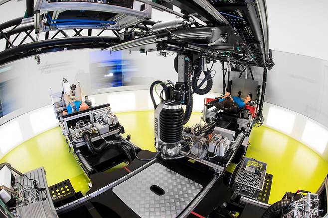 거대 회전장치를 이용한 인공중력 체험 - 미세중력 실험에 참가한 이들 중 일부는 우주에서 인공중력을 만드는 것과 같은 원리의 장치에서 인공중력을 체험했다. 인공중력이 있더라도 미세중력 때문에 만들어지는 부정적 영향은 줄지 않는 것으로 나타났다.DLR 제공