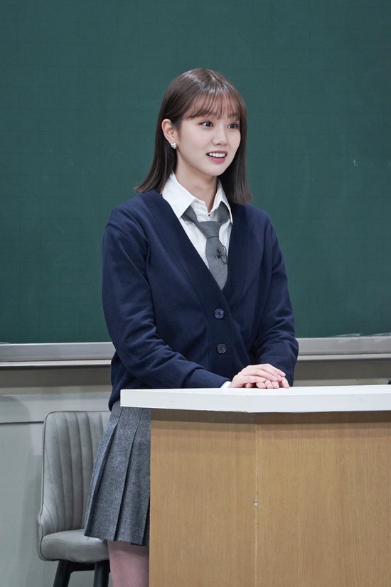 Hyeri talked about Premonition that he heard from Kang Ho-dong and Shindong during his rookie days.On JTBC Knowing Bros, which is broadcasted at 9 pm on the 20th, Hyeri, who is active in drama and entertainment, and Black Pink Rosé, who was the first solo album, appear as a transfer student.The fun sense that two people who are famous in the entertainment industry will convey is full of anticipation.In the recent Knowing Bros recording, Hyeri confessed to the Premonition that he had heard from Kang Ho-dong and Shindong in the past.Hyeri said, There are two people who told me that it will be good when I am a rookie, and that is Hodong, Shindong.In addition, Hyeri said, I am proud of that story these days. He said that he made Kang Ho-dong and Shindong happy.Hyeri and Rose also surprised their brothers with the extraordinary and comic Episode that happened when they met privately.In particular, Rose laughed at the story of the night because of Hyeri.Hyeri and Roses steamy best friend Chemie can be found on JTBCs Knowing Bros, which is broadcasted at 9 pm on the 20th.Photo: JTBC
