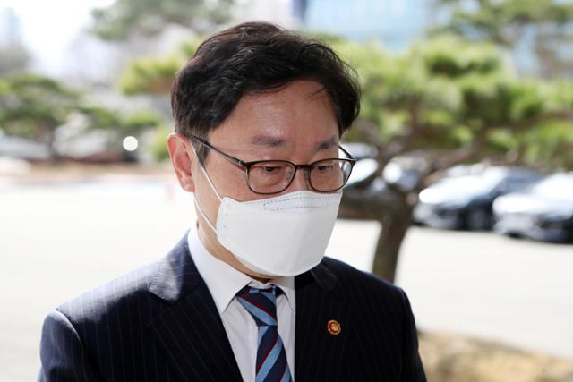 18일 오전 대구지검 상주지청을 방문한 박범계 법무부 장관. 상주=연합뉴스