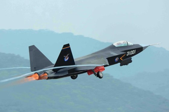 중국 해군 J-31 전투기가 이륙하고 있다. 미국 F-35 계열과 비슷하며 중국 항모에 탑재할 목적으로 개발됐다. [중앙포토]