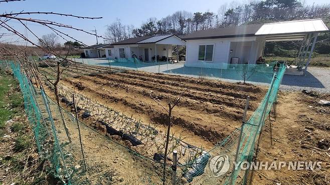 과수원 사이에 지어진 조립식 주택 (세종=연합뉴스) 김준범 기자 = 16일 오후 세종시 연서면 와촌리 한 마을에 조립식 주택 5채가 들어서 있다. 세종국가산업단지 예정 부지로 알려진 이 지역 곳곳에 조립식 주택이 지어져 투기 의혹을 받고 있다. 2021.3.16 psykims@yna.co.kr