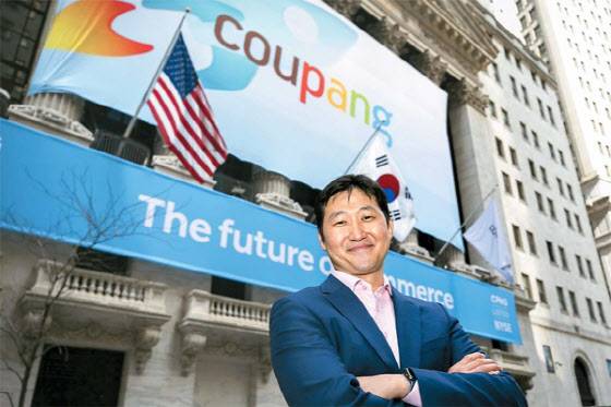 쿠팡이 미국 뉴욕증권거래소(NYSE) 상장에 성공한 가운데 김범석 쿠팡 이사회 의장이 11일(현지시간) NYSE 앞에서 포즈를 취하고 있다.(사진=연합뉴스)