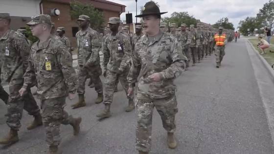 아기상어 동영상은 해외에서 군가 등 여러 버전으로 바뀌어 사용되고 있다.